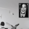 CUADRO MUJER SONRIENDO CON EXPRESIÓN DE PLACER 8